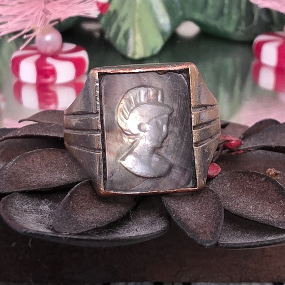 Vintage To Antique Carved Shell Roman Soldier Cameo Ring - Picture 3 of 13